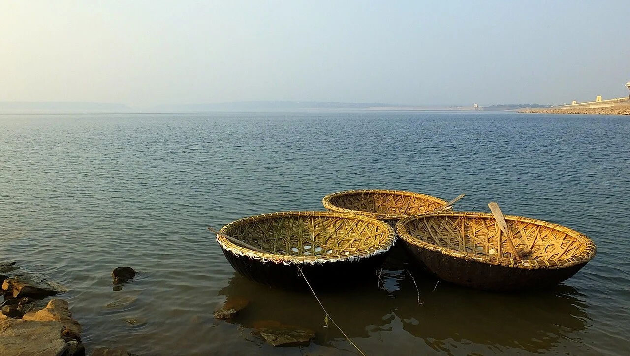 Best Places to Visit Near Hyderabad in Monsoon (2026 Guide) 10 Country Boats at Nagarjuna Sagar